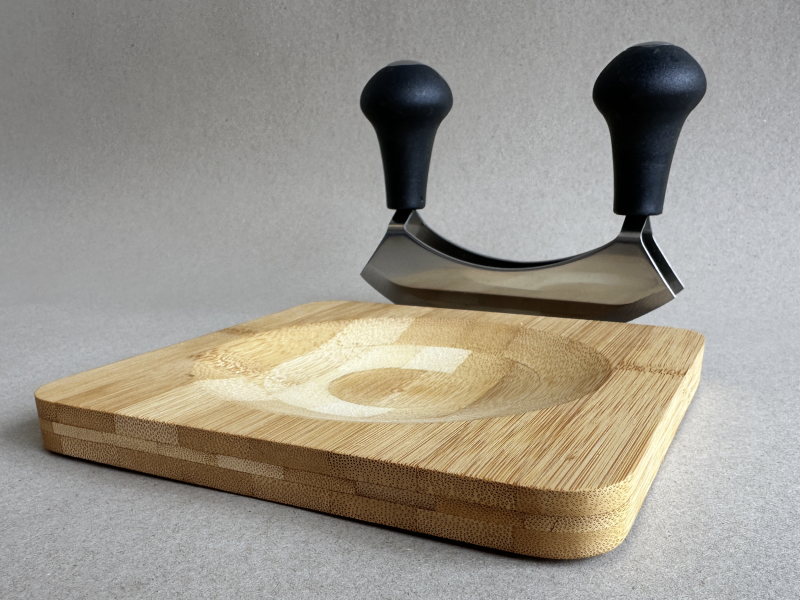 Kräuterschneidebrett mit Wiegemesser zur persönlichen Gestaltung