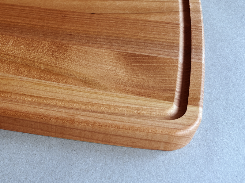 Detailbild Schneidebrett Kirschholz mit Saftrille 