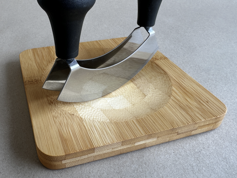 Kräuterschneidebrett mit Wiegemesser zur persönlichen Gestaltung