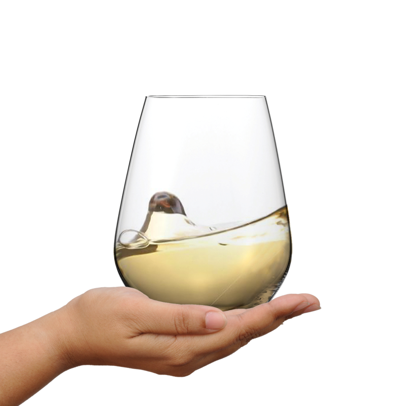 Authentis Weinglas liegt perfekt in der Hand