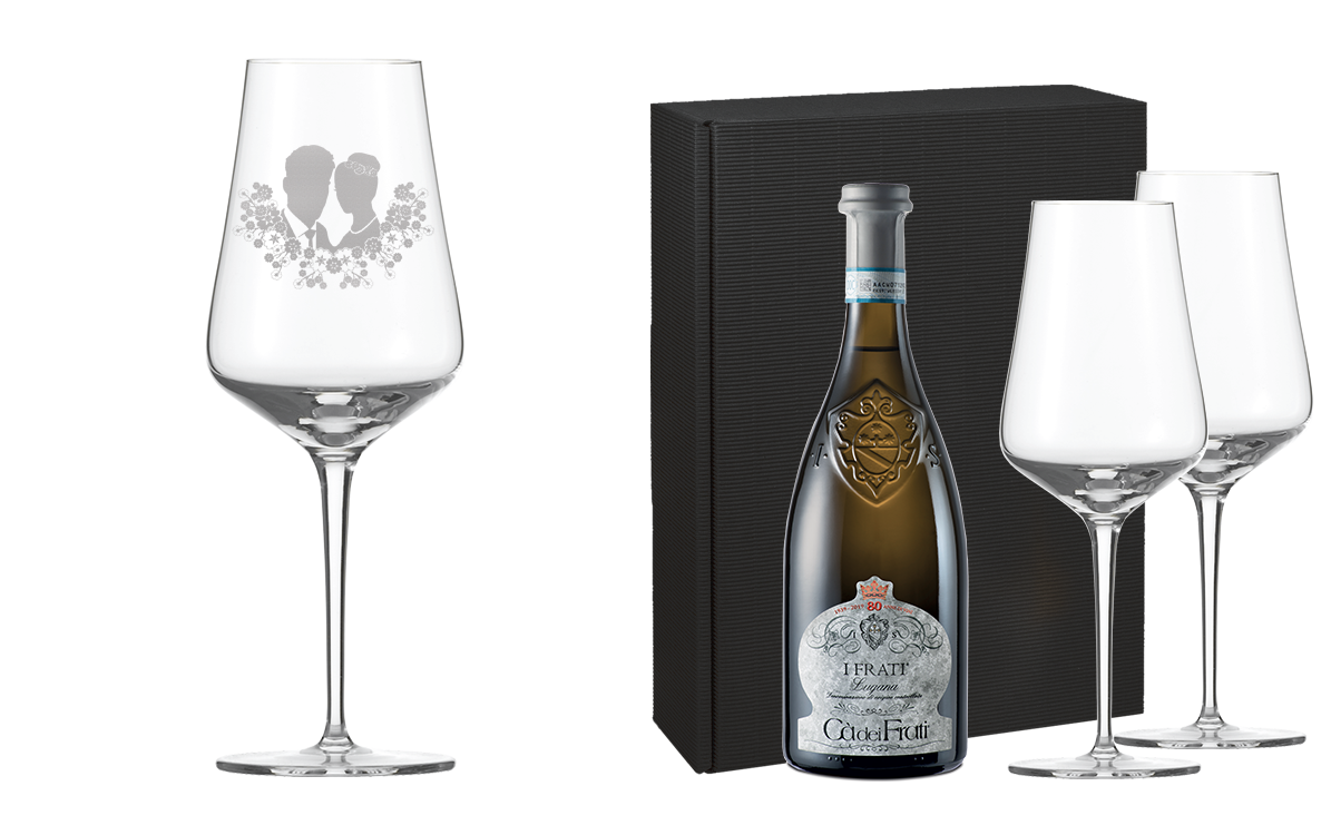 Set aus graviertem Weinglas und einer Flasche Wein